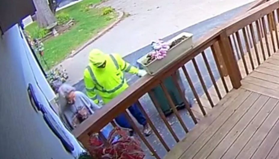 Sanitari ndihmon të moshuarën në rrugë