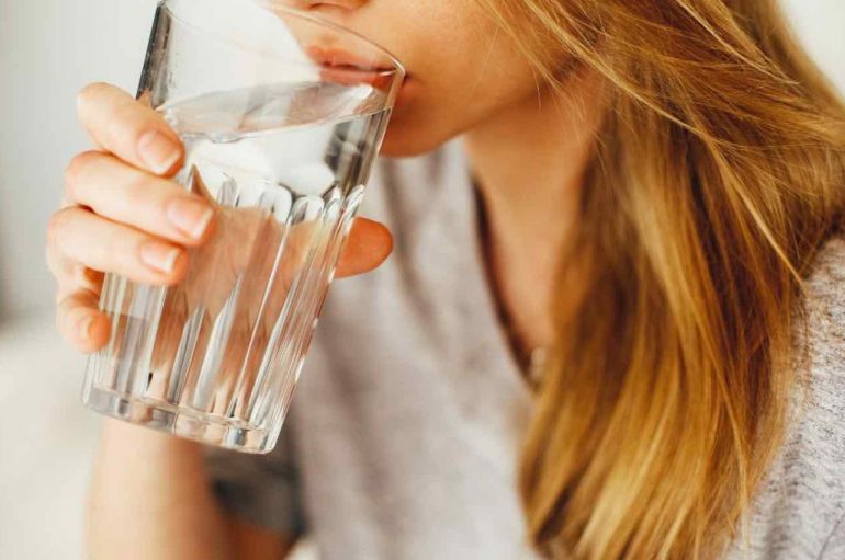 Uji një sekret i lumturisë? Studimi: Ata që pinë shumë në ditë ndjehen më të lumtur