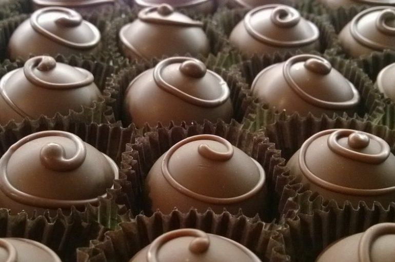 Njerëzit që hanë çokollatë të zezë ka më pak të ngjarë të depresionohen