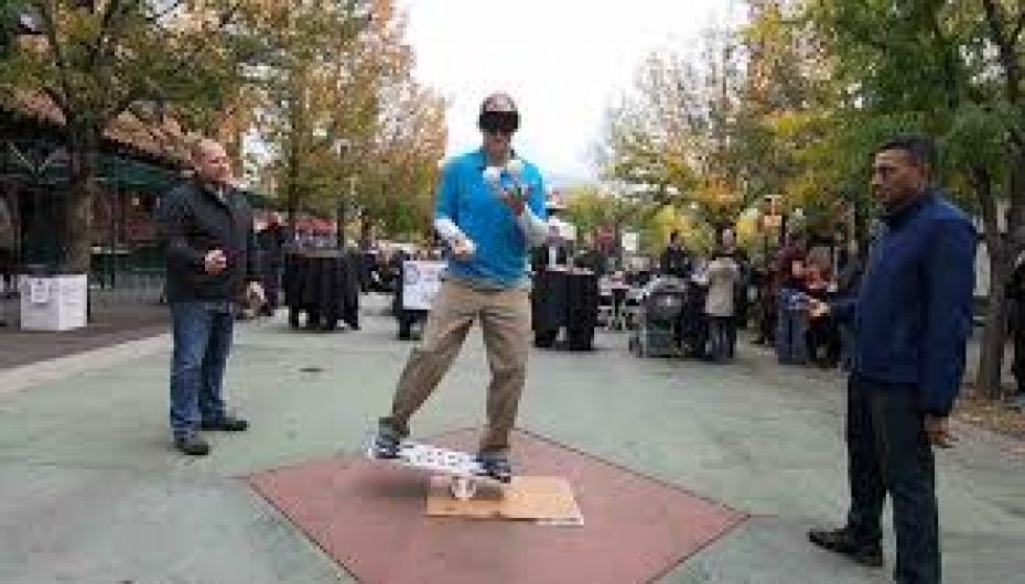 Njihni njeriun që ka thyer 129 rekorde botërore të guinness në vetëm 4 vjet