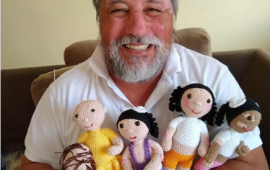 Gjyshi me sëmundjen e ngjyrës së lëkurës krijon kukulla për fëmijë me të njëjtën gjendje