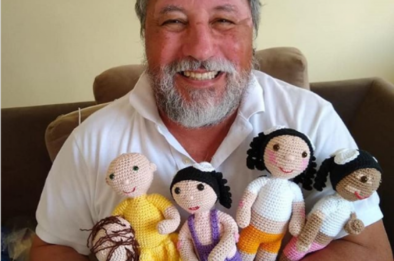 Gjyshi me sëmundjen e ngjyrës së lëkurës krijon kukulla për fëmijë me të njëjtën gjendje