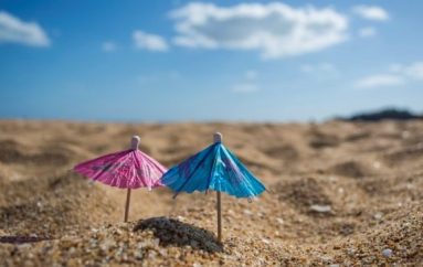 Nga i pastrehë, kthehet në milioner duke ndërtuar ‘plazhe’ nëpër shtëpi