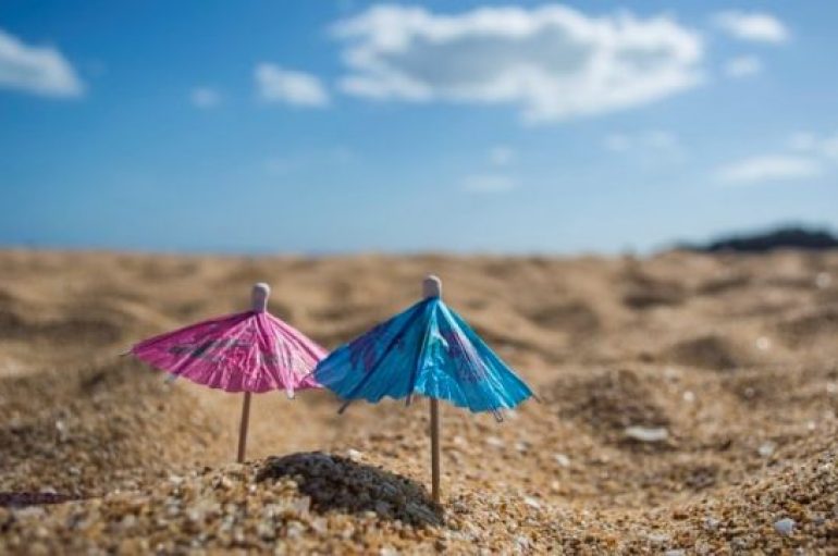 Nga i pastrehë, kthehet në milioner duke ndërtuar ‘plazhe’ nëpër shtëpi