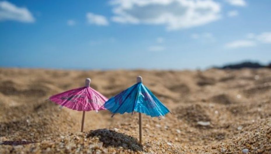 Nga i pastrehë, kthehet në milioner duke ndërtuar ‘plazhe’ nëpër shtëpi