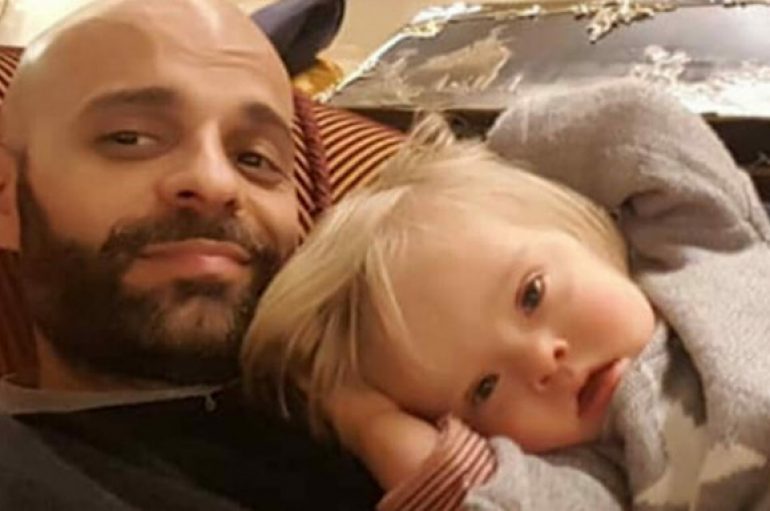 Babai beqar birëson vajzën me sindromën Down që u refuzua nga 20 familje