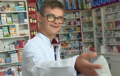 Laerti,16-vjeçari me Sindromën Down fillon punë si farmacist