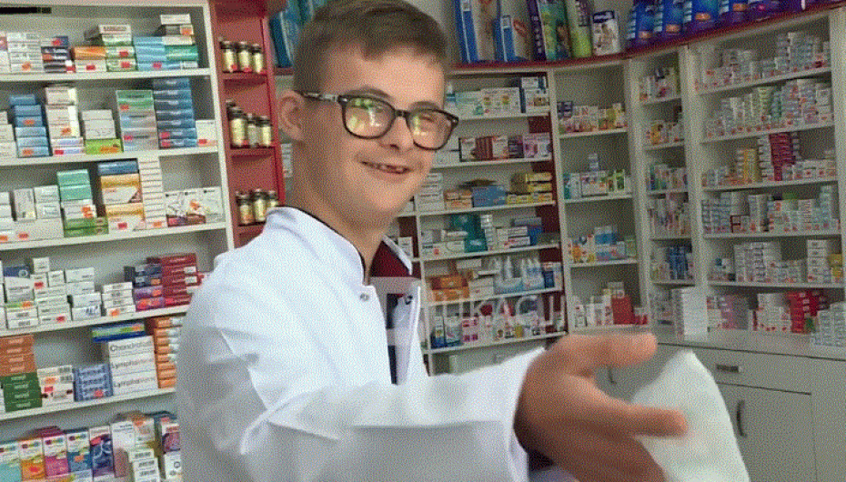 Laerti,16-vjeçari me Sindromën Down fillon punë si farmacist