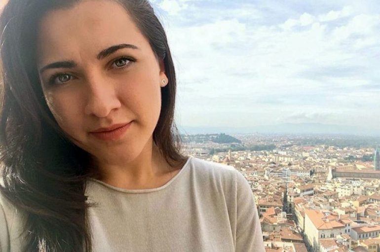 Infermierja shqiptare më e njohur në Toscana, shpëton jetën e 2 grave italiane në tramvaj dhe aeroplan