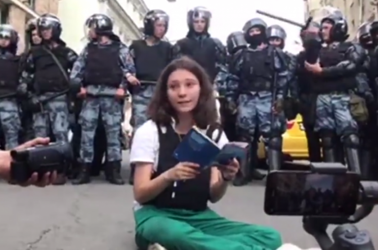 Vajza adoleshente lexon kushtetutën përpara policisë së Putinit gjatë protestave në Moskë
