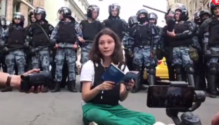 Vajza adoleshente lexon kushtetutën përpara policisë së Putinit gjatë protestave në Moskë