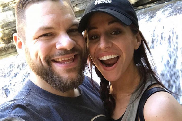 32 vjeçari dhe 24 vjeçarja u takuan në palestër dhe humbën 262 kg. Tani po martohen