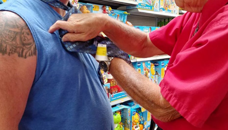 I huaji ndihmon një burrë të lidhë karvatën, pastaj i shfaqet në funeralin e të atit