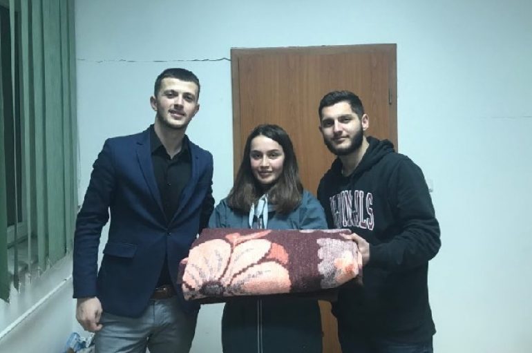 Vajza e ushtarit të UÇK-së sjell batanijen për familjet që mbetën të pastreha nga tërmeti