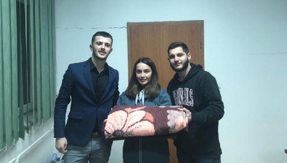 Vajza e ushtarit të UÇK-së sjell batanijen për familjet që mbetën të pastreha nga tërmeti