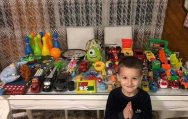 Gjesti emocionues, vogëlushi nga Gjakova dhuron lodrat për fëmijët e prekur nga tërmeti