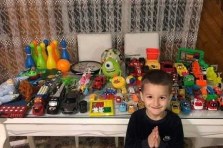 Gjesti emocionues, vogëlushi nga Gjakova dhuron lodrat për fëmijët e prekur nga tërmeti