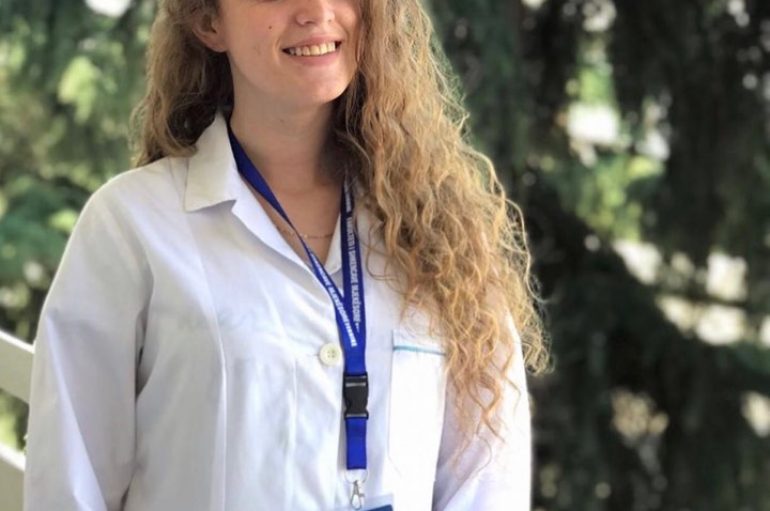 Adelina, infermierja e re që fillon punë për herë të parë: Dua të jem shpresë