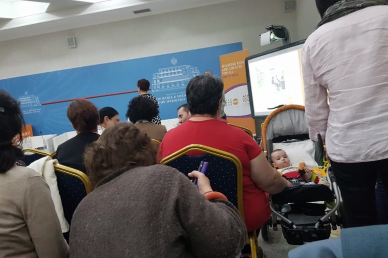 Leka, nëna e re ndjek konferencën bashkë me fëmijën e saj 8 muajsh