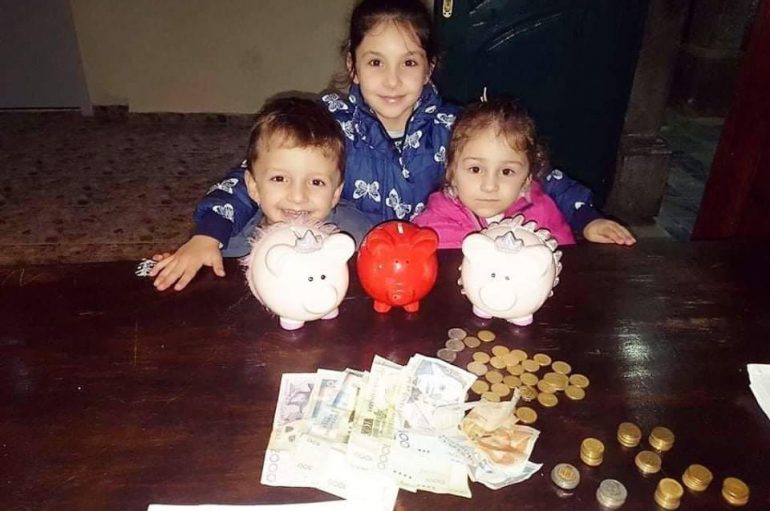 3 vogëlushë dhuruan kursimet e tyre për fëmijët e prekur nga tërmeti