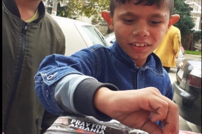 Fëmijët dhurojnë qindarkat në ndihmë të familjeve të dëmtuara nga tërmeti