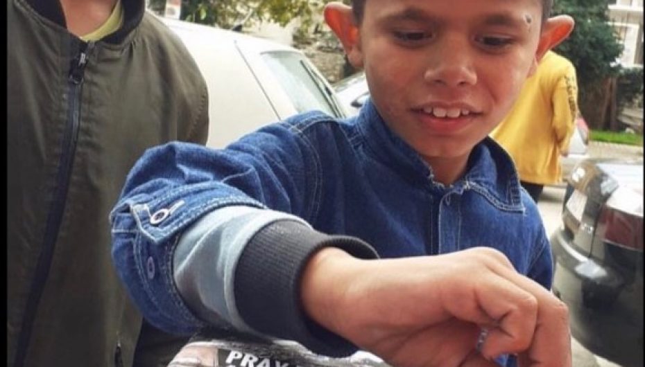 Fëmijët dhurojnë qindarkat në ndihmë të familjeve të dëmtuara nga tërmeti