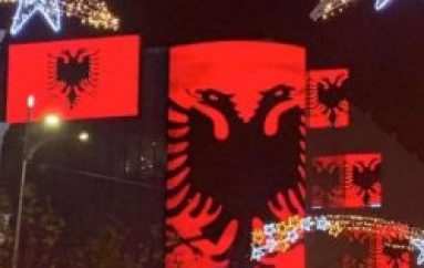 Bukureshti mbulon bulevardin me flamuj kuq e zi