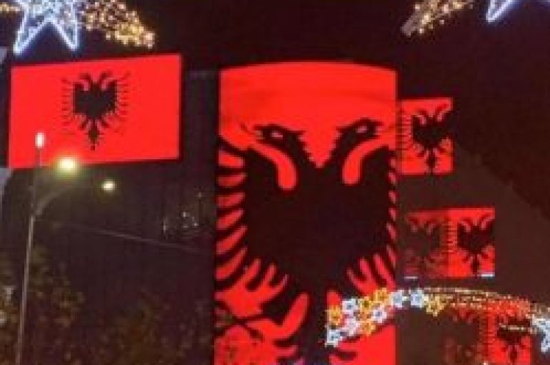 Bukureshti mbulon bulevardin me flamuj kuq e zi