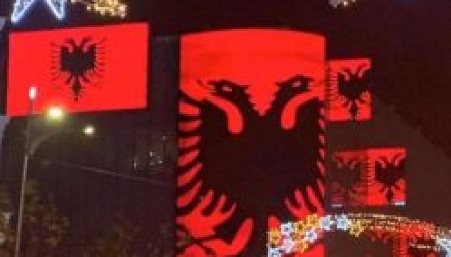 Bukureshti mbulon bulevardin me flamuj kuq e zi