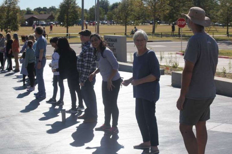 650 njerëz formuan një zinxhir njerëzor për të transferuar librat e fëmijëve nga një bibliotekë në tjetrën