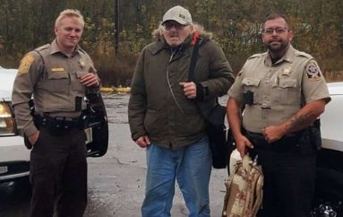 Policët ndihmojnë veteranin me aftësi të kufizuara, të shkojë në takim me mjekun