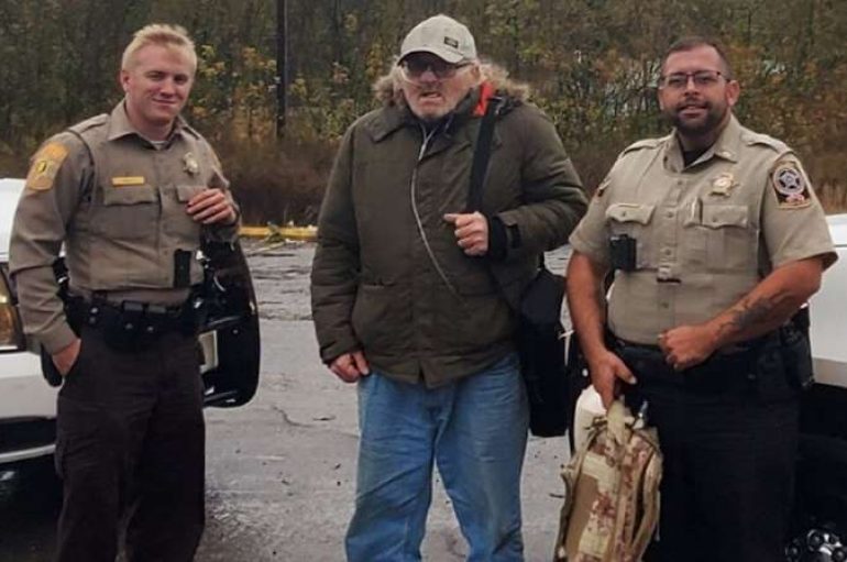 Policët ndihmojnë veteranin me aftësi të kufizuara, të shkojë në takim me mjekun