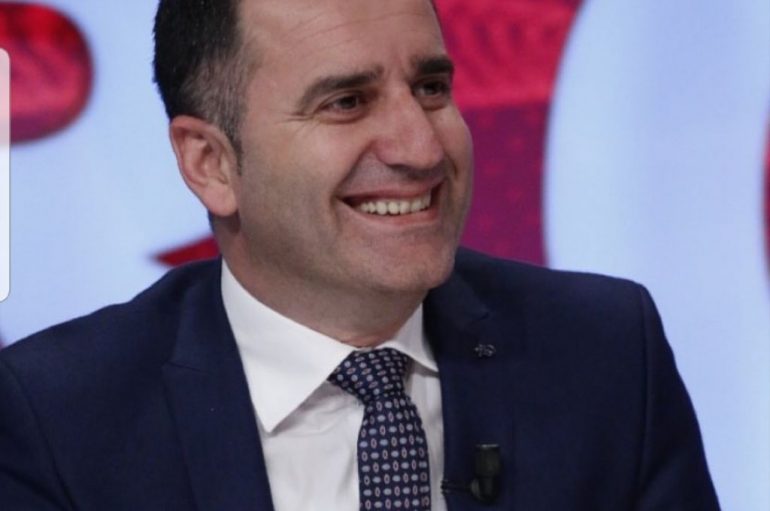 Anullon dekorin e festave të fundvitit, kryebashkiaku dhuron lekët për familjet e prekura nga tërmeti