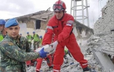 Ushtari serb dhe ai kosovar ndihmojnë së bashku mes rrënojave në Durrës, mediat e huaja: Armiqtë i bashkon tërmeti