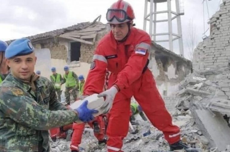Ushtari serb dhe ai kosovar ndihmojnë së bashku mes rrënojave në Durrës, mediat e huaja: Armiqtë i bashkon tërmeti