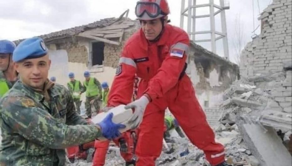 Ushtari serb dhe ai kosovar ndihmojnë së bashku mes rrënojave në Durrës, mediat e huaja: Armiqtë i bashkon tërmeti