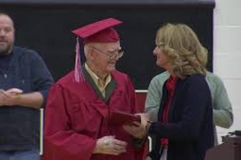 Një veteran i Luftës së Dytë Botërore mori diplomën e shkollës së mesme 95 vjeç