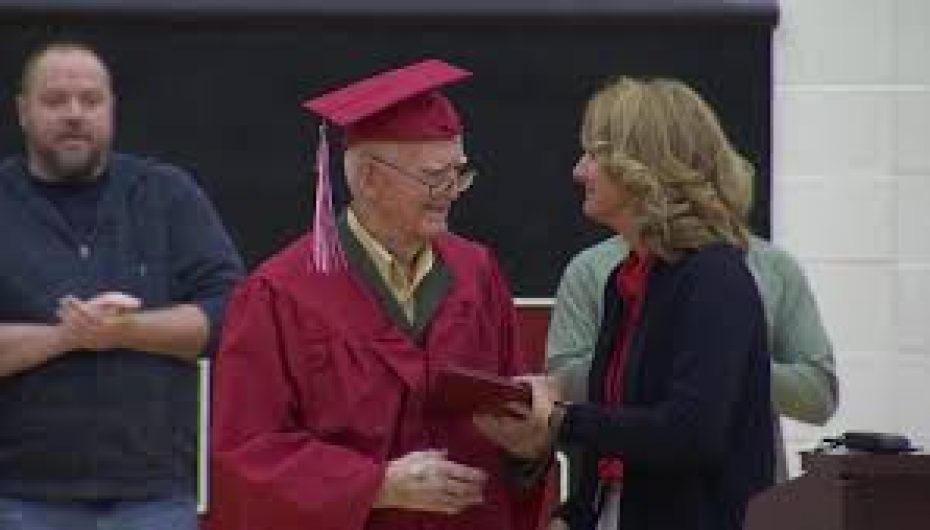 Një veteran i Luftës së Dytë Botërore mori diplomën e shkollës së mesme 95 vjeç