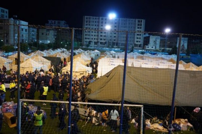 Çmontohet kampi, Rama i dërgon në hotele të prekurit nga tërmeti