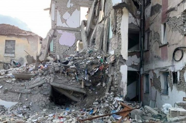 Priftërinjtë italianë grumbullojnë 500 mijë euro për familjet e dëmtuara nga tërmeti