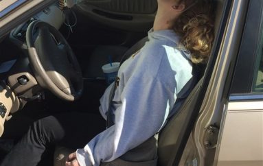 Kaloi në mbidozë me djalin e mitur në makinë, pas 3 vitesh mamaja e re feston 3 vjet esëll