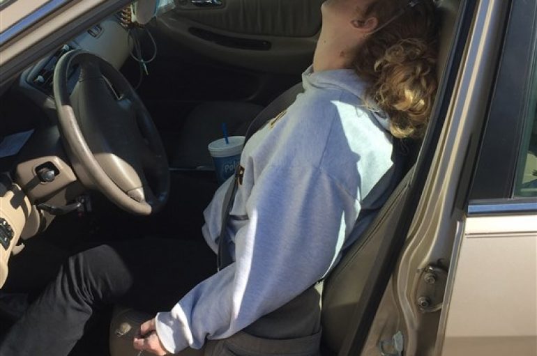 Kaloi në mbidozë me djalin e mitur në makinë, pas 3 vitesh mamaja e re feston 3 vjet esëll