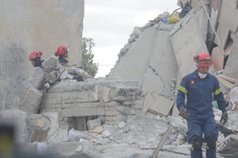 Jo vetëm viktima, 25 vjeçari shpëton mrekullisht nga rrënojat