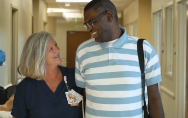 Infermierja e birëson 27 vjeçarin për t’i shpëtuar jetën