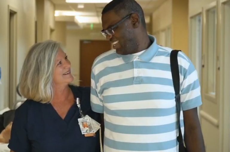 Infermierja e birëson 27 vjeçarin për t’i shpëtuar jetën