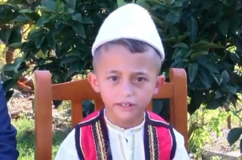 Ky është 7 vjeçari që reciton 2800 vargje të Fishtës
