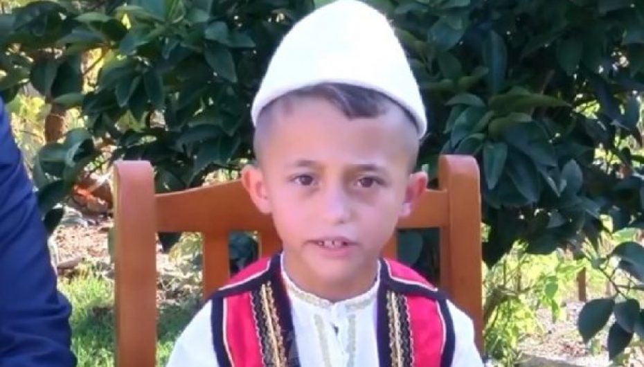 Ky është 7 vjeçari që reciton 2800 vargje të Fishtës