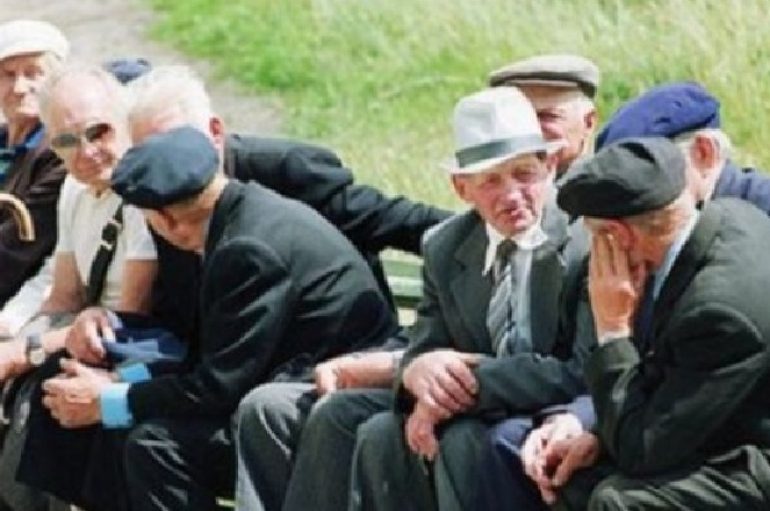 Qeveria shpërblen pensionistët për fundvit