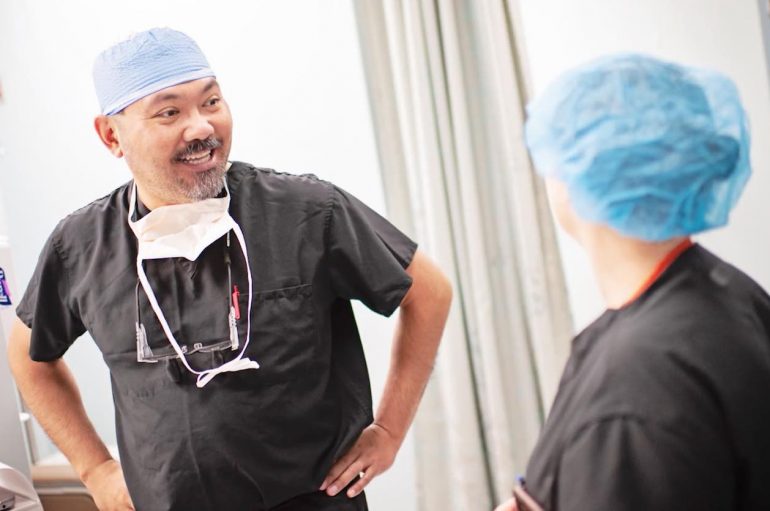 Kirurgu lufton borxhin mjekësor duke lejuar pacientët dhe familjet të paguajnë për operacionet me punë vullnetare