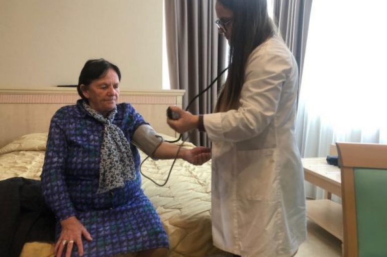 Banorët e prekur nga tërmeti, mbi 340 mjekë e infermierë pranë tyre në terren